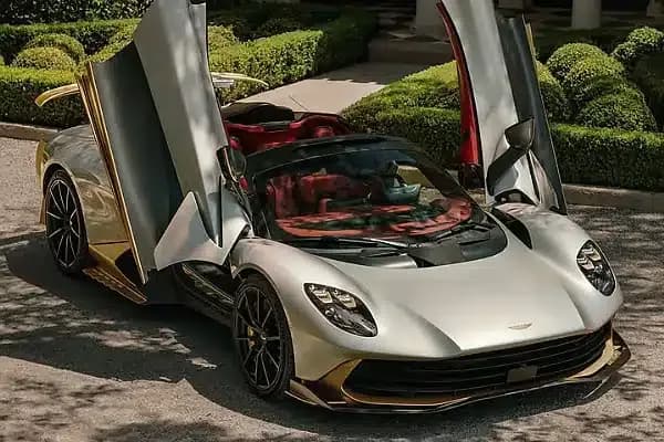 アストンマーティン、2026年デビューの1,065馬力バルハラ・スパイダーを発表