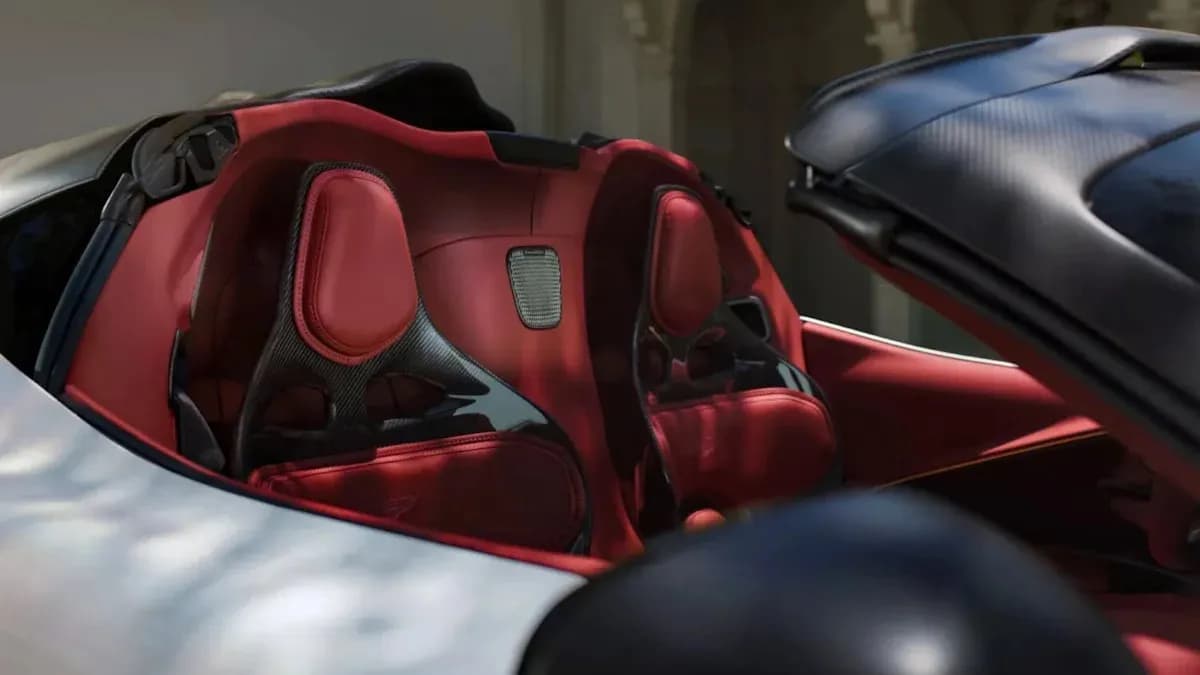 アストンマーティン、バルハラ・スパイダーを発表:1,064 hpのオープントップスーパーカー